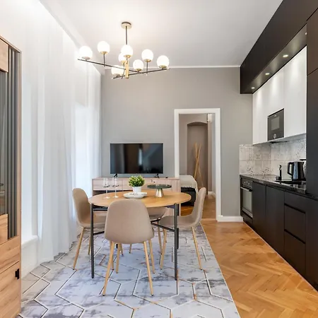 2br 95m2 In Old Town With Free Parking And Sauna! شقة